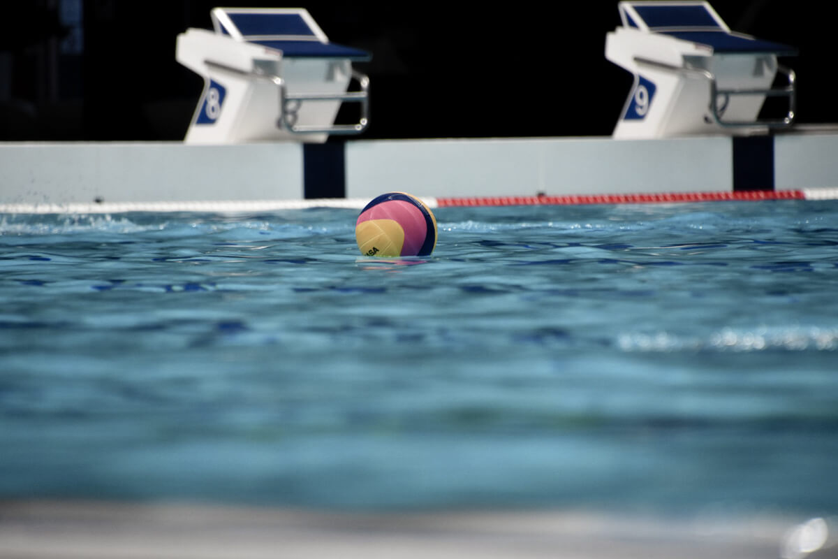 Imagen de piscina atlética con balón deportivo