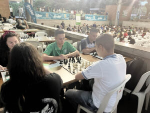 Representantes de la UCN y Cibercolegio en torneo de ajedrez de la feria de flores 