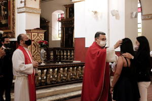 Imagen de persona recibiendo el sacramento de la Confirmación