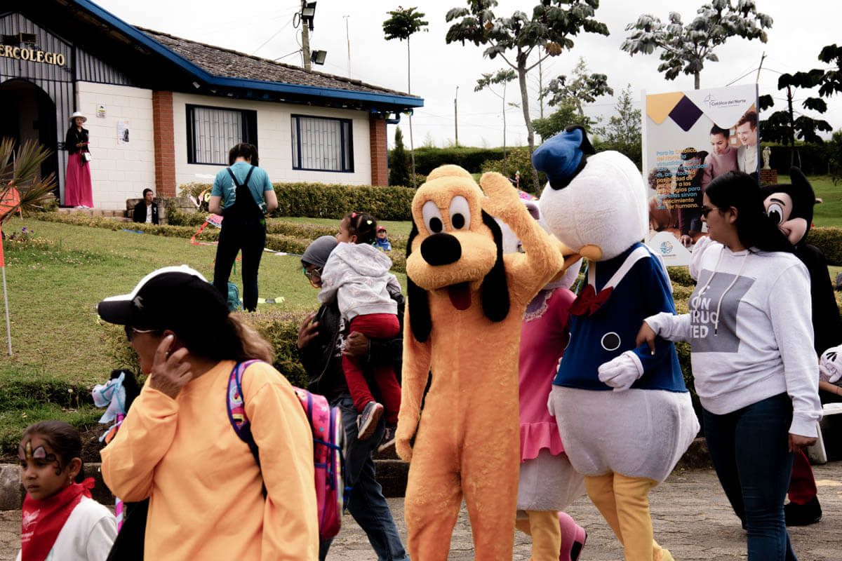 Fotografía de personajes de Disney que acompañaron a los niños en la cabalgata con caballitos de palo, realizada en el festival de cometas. 