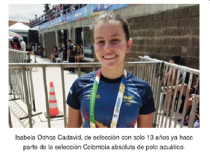 Estudiante Isabela Ochoa con el uniforme de la selección nacional de polo acuático 