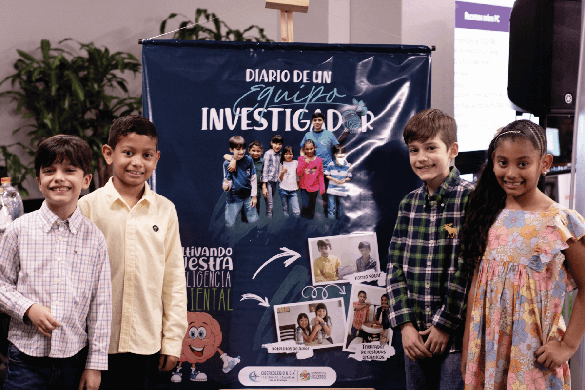 Estudiantes de primaria del Cibercolegio en su pendonde de exposición "Diario de un equipo investigador"