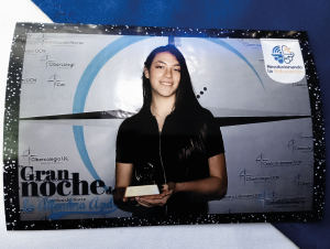 Estudiante María Salamanca con su premio de la excelencia estudiante del Cibercolegio