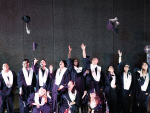 los graduados del programa resilientes felices lanzando al aire sus birretes 