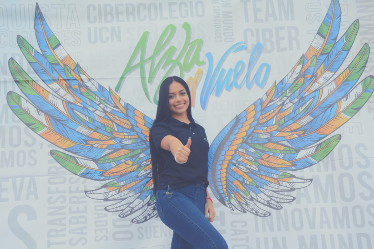 Estudiante del Cibercolegio con las alas de "Alza el vuelo" lema anual institucional