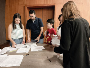 Familias en proceso de inscripción con una docente del programa de primaria incluyente