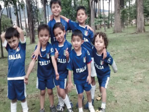 niños reunidos con uniformes de futbol