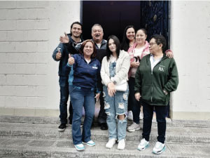 Padre rector reunido con personal administrativo, docentes y estudiantes de la jornada sabatina del municipio de Santa Rosa de Osos.