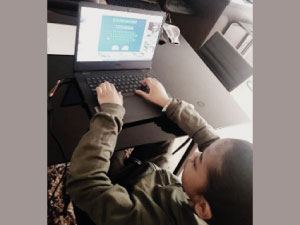 Estudiante aprendiendo en su computadora