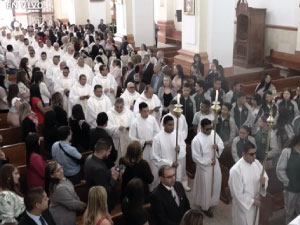Fotografía de la eucaristía celebrada con motivo de los 25 años de la Fundación Universitaria Católica del Norte, donde participarón sacerdotes de la Diócesis, sacerdotes de la UCN y el Obispo.4