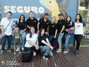 Fotografía de alumnos y docentes del Cibercolegio UCN visitando el planetario de Medellín.10