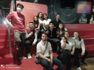 Fotografía de alumnos y docentes del Cibercolegio UCN visitando el planetario de Medellín.11