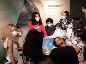 Fotografía de alumnos y docentes del Cibercolegio UCN visitando el planetario de Medellín.1
