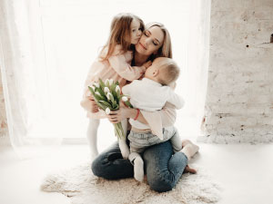 imagen de una madre con sus dos hijos.