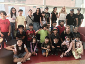 Fotografía de alumnos y docentes del Cibercolegio UCN visitando el planetario de Medellín.3