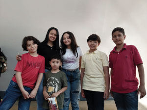 Fotografía de alumnos y docentes del Cibercolegio UCN visitando el planetario de Medellín.4