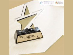 Fotografía del evento donde se reconoció al Cibercolegio con el premio Ser Mejor
