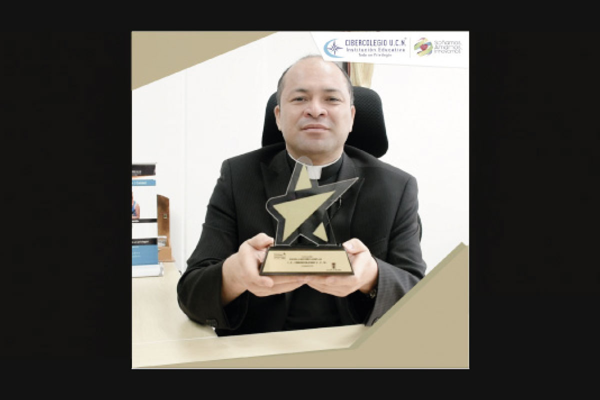 Fotografía rector del Cibercolegio año 202o con el premio Ser Mejor
