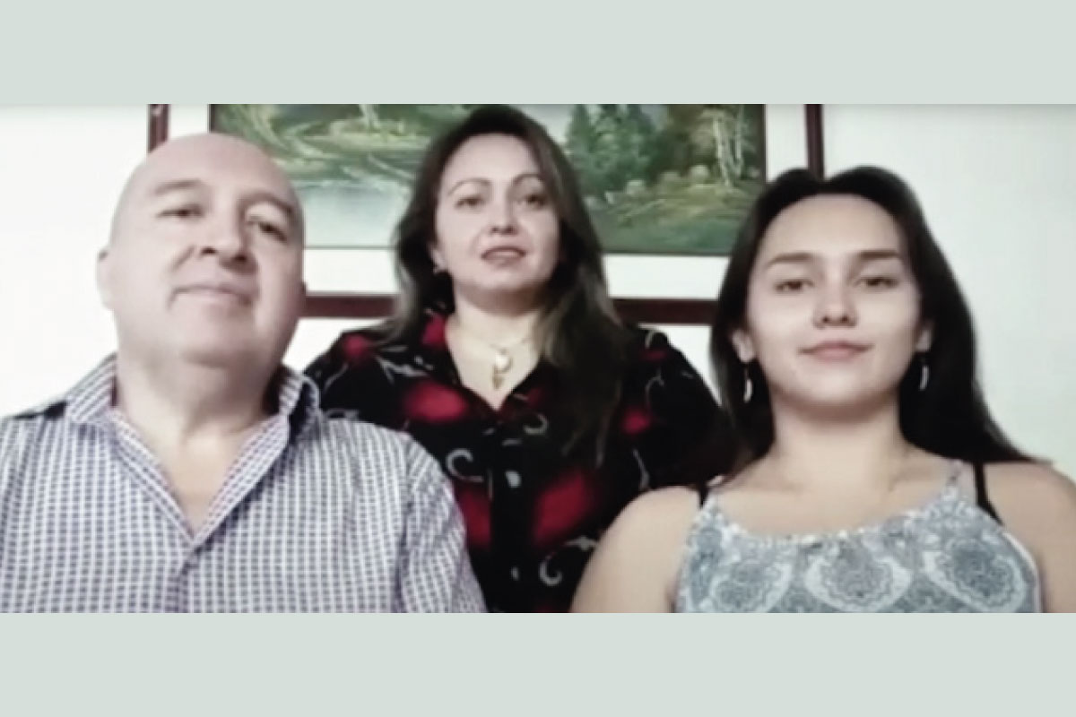 Fotografía de una familia integrada por estudiante del Cibercolegio, papá y mamá.