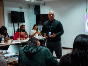 Se observa en la fotografía al Pbro. Jaime Andrés Rivera en exposición. 