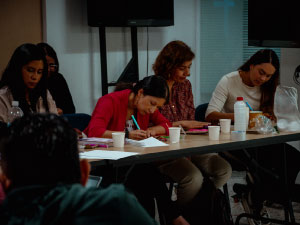 Se observa a diferentes docentes del equipo Primaria Incluyente tomando sus apuntes. 