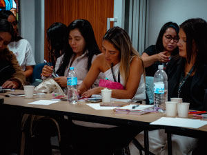 Se observa un primer plano de las docentes acompañadas de botellas de agua. 